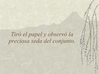 Tiró el papel y observó la
preciosa seda del conjunto.
 