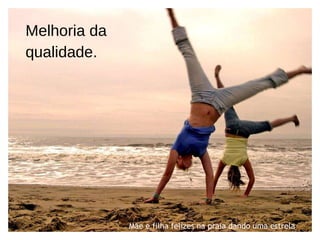 Melhoria da qualidade. Mãe e filha felizes na praia dando uma estrela 