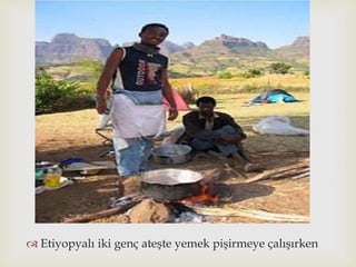 
 Etiyopyalı iki genç ateşte yemek pişirmeye çalışırken
 