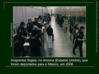 ParteintegrantedaobraGeografiaHomemeEspaço,EditoraSaraiva
Imigrantes ilegais, no Arizona (Estados Unidos), que
foram deportados para o México, em 2006.
Reuters/JeffTopping/LatinStock
 