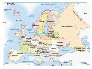 Idosos em apresentação de dança tradicional em uma praça em Sevilha, na Espanha.