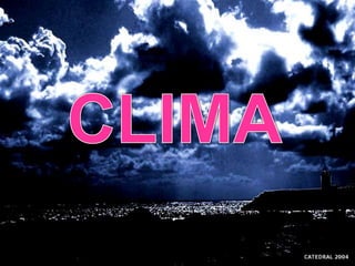 Clima
A Europa apresenta na maior parte de seu território, clima temperado, com
estações bem definidas, sem excessos de temperatura, pluviosidade ou
queda de neve. Somente no extremo norte e em altitudes elevadas, nas
cordilheiras, são encontradas temperaturas não muito propícias à atividade
humana.
As condições climáticas extremamente favoráveis da Europa de maneira
geral resultam da combinação de quatro fatores:
a maior parte das terras européias encontra-se em latitudes médias, entre 35
e 70 graus de latitude norte;
o continente é rodeado por muitos mares e os recortes de litoral não
favorecem mudanças bruscas de temperaturas;
o continente recebe, o ano inteiro, ventos do oeste, que levam a umidade do
Atlântico até o interior.
a Corrente do Golfo leva águas aquecidas até o litoral das Ilhas Britânicas e
da Península Escandinava, contribuindo para o equilíbrio térmico das
latitudes mais altas, sobretudo ao longo da costa ocidental.
 