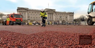 2 0 2 02 0
Les équipes d’Eurovia sont intervenues sur ce
site emblématique de Londres, afin de gommer
l’empreinte laissée par l’organisation des Jeux
olympiques. Orchestrer la mise en œuvre de 5 000 m²
d’enrobés colorés rouges a été leur principal défi,
relevé en 22 h, entre les relèves de la Garde et la
gestion des flux de milliers de touristes.
Mémorial de la reine Victoria à Londres
ROYAUME-UNI
 