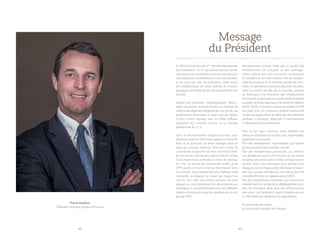 0 2
Pierre Anjolras
Président-directeur général d’Eurovia
0 3
En 2013 s’est tenue notre 3ème
journée internationale
de la Prévention : le 27 mai, partout dans le monde,
nous avons une nouvelle fois cessé nos activités pour
nous consacrer à la prévention sur tous nos chantiers
et sur tous nos sites de production. Cette action
est emblématique de notre volonté de toujours
progresser en matière de sécurité, la première de nos
priorités.
Malgré des conditions météorologiques défavo-
rables au premier semestre et dans un contexte de
maîtrise des dépenses publiques par nos clients, nos
performances financières, en léger repli par rapport
à 2012, restent robustes, avec un chiffre d’affaires
dépassant 8,6 milliards d’euros et un résultat
opérationnel de 2,7 %.
Dans un environnement toujours incertain, nous
abordons l’exercice 2014 avec vigilance et sérénité,
forts de la poursuite de notre stratégie mise en
place par Jacques Tavernier, forts d’un carnet de
commandes de plus de huit mois d’activité et forts
de nos succès commerciaux récents, tels le corridor
Ouest Nord-Ouest à Atlanta, le métro de Santiago
du Chili, ou encore les partenariats public-privé
(PPP) signés en France (Cantal, Martinique). Dans
ce contexte, notre stratégie de prise d’affaires reste
intangible, privilégiant la marge par rapport au
volume. Pour cela, nous allons continuer de nous
appuyer sur une organisation très décentralisée, qui
développe la complémentarité entre les différents
métiers d’Eurovia ainsi que les synergies au sein du
groupe VINCI.
Mondialement émerge l’idée que la qualité des
infrastructures de transport et des aménage-
ments urbains que nous concevons, construisons
et entretenons sont des facteurs clés de compéti-
tivité économique et de cohésion sociale des terri-
toires. En témoignent plusieurs décisions récentes,
telles la priorité donnée par la nouvelle coalition
en Allemagne à la rénovation des infrastructures
de transport, la poursuite à un niveau élevé du paquet
européen de fonds régionaux et de fonds de cohésion
(2014-2020), ou encore la relance de projets en PPP
aux États-Unis. Ce consensus croissant conduira tôt
ou tard les programmes de réduction de la dépense
publique à distinguer dépenses d’investissement
et dépenses de fonctionnement.
Pour ce qui nous concerne, notre ambition est
d’être des entrepreneurs toujours plus responsables,
partenaires et innovants.
Être des entrepreneurs responsables, qui faisons
de la prévention notre première priorité.
Être des entrepreneurs partenaires, qui mettons
nos équipes au service et à l’écoute de nos clients
et parties prenantes grâce à notre ancrage local et
durable. Ainsi, nous anticipons leurs attentes puis
déployons, lors de chaque projet, les moyens et savoir-
faire d’un groupe international, riche de sa diversité
culturelle et fort de son appartenance à VINCI.
Être des entrepreneurs innovants, qui investissons
constamment en recherche et développement pour
plus de croissance verte, pour des infrastructures
plus sûres ; qui favorisons l’esprit d’initiative de nos
41 000 talents et l’agilité de nos organisations.
Au service de nos clients,
Au service de la mobilité des citoyens.
Message
du Président
 