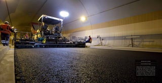 6 66
Initié en 2007, le tunnel de Blanka, le plus long
de République tchèque avec 6,7 km construits
en centre-ville, doit permettre d’améliorer la
circulation du cœur de Prague. C’est le procédé
Tempera®, diminuant la température de mise
en œuvre des enrobés, qui a été retenu pour
ce chantier en milieu fermé, limitant ainsi
drastiquement les fumées et émissions de CO2.
Tunnel de Blanka à Prague
République tchèque
 