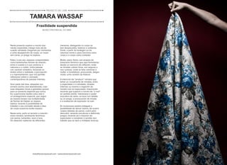 Neste proxecto exploro a noción dun
retrato expandido, indago mais alá do
suxeito retratado chegando por momentos
a unha desaparición do corpo, un corpo
sen carne, un prego no espazo.
Estes, á súa vez, espazos comprendidos
como testemuñas íntimas da relación
entre o suxeito e a súa contorna, a
natureza e o cotián. Unha paisaxe
con carácter simbólico, forzando os
límites entre a realidade, a percepción
e a representación, que nos permite
reflexionar sobre o concepto
contemporáneo de paisaxe intimista.
Gran parte das teas, atopadas nun
armario dunha casa abandonada, coas
súas etiquetas novas e gardadas quizais
para un proxecto especial que nunca
foi, suxeríronme darlles unha vida e
un protagonismo especial, que xogan
ao mesmo tempo coa multiplicidade
de formas de habitar un espazo
baleiro, levando á posibilidade de
traballar o seu correlato desde a idea
de corpo-ausencia-muller-espazo.
Nesta serie, poño en tensión a relación
entre retratos, xeralmente femininos
con panos, turbantes, veos e teas.
Os obxectos repítense de diferentes
maneiras, dialogando co corpo ou
ben desposuídos, baleiros e solitarios.
Onde, a partir do bodegón ou da
natureza morta o pano funciona como
corpo e o corpo como contedor.
Muller, pano, flores, son propios do
imaxinario feminino que aquí formúlanse
desde un exercicio de reflexión, onde
as miradas cobran forza, son seguras e
non sumisas, onde as teas cómense á
muller, a invisibilizan, procurando, dalgún
modo, unha revisión da historia.
A intención de “producir” retratos que
teñan un cruzamento de miradas, entre
o espectador e o retratado, miradas
intensas ou mesmo a negación da
mirada cara ao espectador, imaxinando
escenas que superen a noción de “o real”
en sentido estrito. Interésame o poder
evocativo do xesto, xa sexa nun detalle
ou un prego, a provocación da mirada
e a exaltación da expresión no sutil.
En numerosas sesións indaguei a
posibilidade de deixar rastros, de suxerir
corpos debaixo de panos, cubrir para
descubrir, xerando esculturas e definindo
pregos; levando así a intuición do
espectador a completar o sentido dun
traballo que se abre a múltiples lecturas.
Fraxilidade suspendida
MUSEO PROVINCIAL DO MAR
TAMARA WASSAF
PROXECTO 09 / 2018
hola@tamarawassaf.com / www.tamarawassaf.com
 