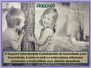 Espelhamento - Espelhar e acompanhar com bastante sutileza e elegância;
Espelhamento pela Voz - Espelhar o ritmo, o volume e a tonalidade da voz é um bom
meio de se estabelecer rapport. A tonalidade, assim como o volume, pode ser alta ou
baixa. O ritmo pode ser rápido ou lento, com ou sem pausas. Vá ajustando com muita
calma, com mudanças discretas, sendo elegante e sútil. Não é preciso espelhar a voz com
exatidão.
Espelhamento pela Respiração - Você poderá respirar acompanhando a pessoa por
alguns instantes, sincronizando o seu ritmo com o dela. É uma forma muito poderosa de
se estabelecer este vínculo de empatia.
Espelhamento pela Postura - Observe a pessoa e busque sutilmente colocar-se na mesma
postura dela. Cuidado, deve ser feito com leveza e de forma bem sútil, pois, se você for
percebido ou surpreendido pela pessoa com a idéia de imitação, pode gerar irritação
dela.
(CHUNG, Tom. A Qualidade começa em mim: manual neurolingüístico de liderança e comunicação. Novo Século
Editora. Osasco-SP: 2002 Cap.7, p.-76-78).
Há uma linha tênue entre arremedar e movimentar-se no ritmo da pessoa. As pessoas
sabem instintivamente se você as está ridicularizando ou sendo falso. Ao utilizar a
técnica de espelhamento, faça gradualmente.
(READY, Romilla e BURTON, Kate. Programação Neurolinguística para Leigos: transforme os pensamentos positivos
em ações positivas. Alta Books Editora, Rio de Janeiro-RJ: 2014, p.96).
 