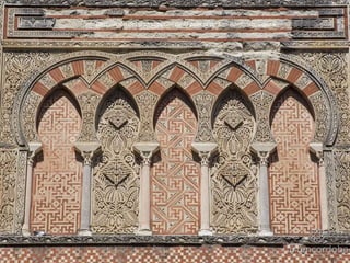 Decoración del piso superior de la puerta de San Ildefonso, Siglo X
 