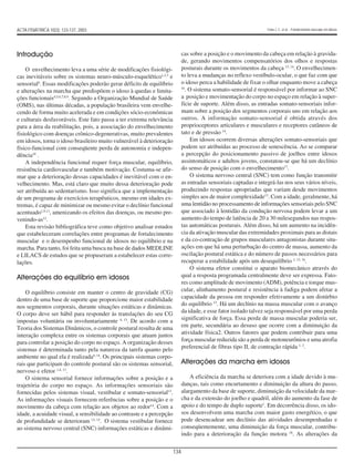 134
Introdução
O envelhecimento leva a uma série de modificações fisiológi-
cas inevitáveis sobre os sistemas neuro-músculo-esquelético1,2,3
e
sensorial4
. Essas modificações poderão gerar déficits de equilíbrio
e alterações na marcha que predispõem o idoso à quedas e limita-
ções funcionais4,5,6,7,8,9
. Segundo a Organização Mundial de Saúde
(OMS), nas últimas décadas, a população brasileira vem envelhe-
cendo de forma muito acelerada e em condições sócio-econômicas
e culturais desfavoráveis. Este fato passa a ter extrema relevância
para a área da reabilitação, pois, a associação do envelhecimento
fisiológico com doenças crônico-degenerativas, muito prevalentes
em idosos, torna o idoso brasileiro muito vulnerável à deterioração
físico-funcional com conseqüente perda de autonomia e indepen-
dência10
.
A independência funcional requer força muscular, equilíbrio,
resistência cardiovascular e também motivação. Costuma-se afir-
mar que a deterioração dessas capacidades é inevitável com o en-
velhecimento. Mas, está claro que muito dessa deterioração pode
ser atribuída ao sedentarismo. Isso significa que a implementação
de um programa de exercícios terapêuticos, mesmo em idades ex-
tremas, é capaz de minimizar ou mesmo evitar o declínio funcional
acentuado1,9,11
, amenizando os efeitos das doenças, ou mesmo pre-
venindo-as12
.
Esta revisão bibliográfica teve como objetivo analisar estudos
que estabeleceram correlações entre programas de fortalecimento
muscular e o desempenho funcional de idosos no equilíbrio e na
marcha. Para tanto, foi feita uma busca na base de dados MEDLINE
e LILACS de estudos que se propuseram a estabelecer estas corre-
lações.
Alterações do equilíbrio em idosos
O equilíbrio consiste em manter o centro de gravidade (CG)
dentro de uma base de suporte que proporcione maior estabilidade
nos segmentos corporais, durante situações estáticas e dinâmicas.
O corpo deve ser hábil para responder às translações do seu CG
impostas voluntária ou involuntariamente 4, 13
. De acordo com a
Teoria dos Sistemas Dinâmicos, o controle postural resulta de uma
interação complexa entre os sistemas corporais que atuam juntos
para controlar a posição do corpo no espaço. A organização desses
sistemas é determinada tanto pela natureza da tarefa quanto pelo
ambiente no qual ela é realizada4, 14
. Os principais sistemas corpo-
rais que participam do controle postural são os sistemas sensorial,
nervoso e efetor 1,4, 13
.
O sistema sensorial fornece informações sobre a posição e a
trajetória do corpo no espaço. As informações sensoriais são
fornecidas pelos sistemas visual, vestibular e somato-sensorial13
.
As informações visuais fornecem referências sobre a posição e o
movimento da cabeça com relação aos objetos ao redor14
. Com a
idade, a acuidade visual, a sensibilidade ao contraste e a percepção
de profundidade se deterioram 13, 15
. O sistema vestibular fornece
ao sistema nervoso central (SNC) informações estáticas e dinâmi-
cas sobre a posição e o movimento da cabeça em relação à gravida-
de, gerando movimentos compensatórios dos olhos e respostas
posturais durante os movimentos da cabeça 13, 14
. O envelhecimen-
to leva a mudanças no reflexo vestíbulo-ocular, o que faz com que
o idoso perca a habilidade de fixar o olhar enquanto move a cabeça
16
. O sistema somato-sensorial é responsável por informar ao SNC
a posição e movimentação do corpo no espaço em relação à super-
fície de suporte. Além disso, as entradas somato-sensoriais infor-
mam sobre a posição dos segmentos corporais uns em relação aos
outros. A informação somato-sensorial é obtida através dos
proprioceptores articulares e musculares e receptores cutâneos de
tato e de pressão 14
.
Em idosos ocorrem diversas alterações somato-sensoriais que
podem ser atribuídas ao processo de senescência. Ao se comparar
a percepção do posicionamento passivo de joelhos entre idosos
assintomáticos e adultos jovens, constatou-se que há um declínio
do senso de posição com o envelhecimento17
.
O sistema nervoso central (SNC) tem como função transmitir
as entradas sensoriais captadas e integrá-las nos seus vários níveis,
produzindo respostas apropriadas que variam desde movimentos
simples aos de maior complexidade13
. Com a idade, geralmente, há
uma lentidão no processamento de informações sensoriais pelo SNC
que associado à lentidão da condução nervosa podem levar a um
aumento do tempo de latência de 20 a 30 milesegundos nas respos-
tas automáticas posturais. Além disso, há um aumento na incidên-
cia da ativação muscular das extremidades proximais para as distais
e da co-contração de grupos musculares antagonistas durante situ-
ações em que há uma perturbação do centro de massa, aumento da
oscilação postural estática e do número de passos necessários para
recuperar a estabilidade após um desequilíbrio 2, 13, 16
.
O sistema efetor constitui o aparato biomecânico através do
qual a resposta programada centralmente deve ser expressa. Fato-
res como amplitude de movimento (ADM), potência e torque mus-
cular, alinhamento postural e resistência à fadiga podem afetar a
capacidade da pessoa em responder efetivamente a um distúrbio
do equilíbrio 13
. Há um declínio na massa muscular com o avanço
da idade, e esse fator isolado talvez seja responsável por uma perda
significativa de força. Essa perda de massa muscular poderia ser,
em parte, secundária ao desuso que ocorre com a diminuição da
atividade física2. Outros fatores que podem contribuir para uma
força muscular reduzida são a perda de motoneurônios e uma atrofia
preferencial de fibras tipo II, de contração rápida 1, 2
.
Alterações da marcha em idosos
A eficiência da marcha se deteriora com a idade devido à mu-
danças, tais como encurtamento e diminuição da altura do passo,
alargamento da base de suporte, diminuição da velocidade da mar-
cha e da extensão do joelho e quadril, além do aumento da fase de
apoio e do tempo de duplo suporte1
. Em decorrência disso, os ido-
sos desenvolvem uma marcha com maior gasto energético, o que
pode desencadear um declínio das atividades desempenhadas e
conseqüentemente, uma diminuição da força muscular, contribu-
indo para a deterioração da função motora 18
. As alterações da
ACTA FISIÁTRICA 10(3): 133-137, 2003 Faria J. C. et al. - Fortalecimento muscular em idosos
 