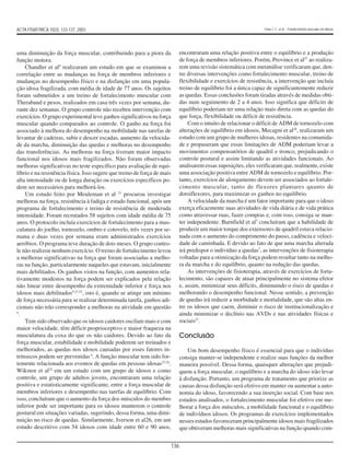 136
uma diminuição da força muscular, contribuindo para a piora da
função motora.
Chandler et al9
realizaram um estudo em que se examinou a
correlação entre as mudanças na força de membros inferiores e
mudanças no desempenho físico e na disfunção em uma popula-
ção idosa fragilizada, com média de idade de 77 anos. Os sujeitos
foram submetidos a um treino de fortalecimento muscular com
Theraband e pesos, realizados em casa três vezes por semana, du-
rante dez semanas. O grupo controle não recebeu intervenção com
exercícios. O grupo experimental teve ganhos significativos na força
muscular quando comparados ao controle. O ganho na força foi
associado à melhora do desempenho na mobilidade nas tarefas de
levantar de cadeiras, subir e descer escadas, aumento da velocida-
de da marcha, diminuição das quedas e melhoras no desempenho
das transferências. As melhoras na força tiveram maior impacto
funcional nos idosos mais fragilizados. Não foram observadas
melhoras significativas no teste específico para avaliação de equi-
líbrio e na resistência física. Isso sugere que treino de força de mais
alta intensidade ou de longa duração ou exercícios específicos po-
dem ser necessários para melhorá-los.
Um estudo feito por Meuleman et al 21
procurou investigar
melhoras na força, resistência à fadiga e estado funcional, após um
programa de fortalecimento e treino de resistência de moderada
intensidade. Foram recrutados 58 sujeitos com idade média de 75
anos. O protocolo incluía exercícios de fortalecimento para a mus-
culatura do joelho, tornozelo, ombro e cotovelo, três vezes por se-
mana e duas vezes por semana eram administrados exercícios
aeróbios. O programa teve duração de dois meses. O grupo contro-
le não realizou nenhum exercício. O treino de fortalecimento levou
a melhoras significativas na força que foram associadas a melho-
ras na função, particularmente naqueles que estavam, inicialmente
mais debilitados. Os ganhos vistos na função, com aumentos rela-
tivamente modestos na força podem ser explicados pela relação
não linear entre desempenho da extremidade inferior e força nos
idosos mais debilitados9,21,22
, isto é, quando se atinge um mínimo
de força necessária para se realizar determinada tarefa, ganhos adi-
cionais não irão corresponder a melhoras na atividade em questão
9
.
Tem sido observado que os idosos caidores oscilam mais e com
maior velocidade, têm déficit proprioceptivo e maior fraqueza na
musculatura da coxa do que os não caidores. Devido ao fato da
força muscular, estabilidade e mobilidade poderem ser treinados e
melhorados, as quedas nos idosos causadas por esses fatores in-
trínsecos podem ser prevenidas4
. A função muscular tem sido for-
temente relacionada aos eventos de quedas em pessoas idosas23,24
.
Wiksten et al25
em um estudo com um grupo de idosos e como
controle, um grupo de adultos jovens, encontraram uma relação
positiva e estatisticamente significante, entre a força muscular de
membros inferiores e desempenho nas tarefas de equilíbrio. Com
isso, concluíram que o aumento da força dos músculos do membro
inferior pode ser importante para os idosos manterem o controle
postural em situações variadas, sugerindo, dessa forma, uma dimi-
nuição no risco de quedas. Similarmente, Iverson et al26, em um
estudo descritivo com 54 idosos com idade entre 60 e 90 anos,
encontraram uma relação positiva entre o equilíbrio e a produção
de força de membros inferiores. Porém, Province et al27
ao realiza-
rem uma revisão sistemática com metanálise verificaram que, den-
tre diversas intervenções como fortalecimento muscular, treino de
flexibilidade e exercícios de resistência, a intervenção que incluía
treino de equilíbrio foi a única capaz de significantemente reduzir
as quedas. Essas conclusões foram tiradas através de medidas obti-
das num seguimento de 2 a 4 anos. Isso significa que déficits de
equilíbrio poderiam ter uma relação mais direta com as quedas do
que força, flexibilidade ou déficit de resistência.
Com o intuito de relacionar o déficit de ADM de tornozelo com
alterações de equilíbrio em idosos, Mecagni et al28
, realizaram um
estudo com um grupo de mulheres idosas, residentes na comunida-
de e propuseram que essas limitações de ADM poderiam levar a
movimentos compensatórios de quadril e tronco, prejudicando o
controle postural e assim limitando as atividades funcionais. Ao
analisarem essas suposições, eles verificaram que, realmente, existe
uma associação positiva entre ADM de tornozelo e equilíbrio. Por-
tanto, exercícios de alongamento devem ser associados ao fortale-
cimento muscular, tanto de flexores plantares quanto de
dorsiflexores, para maximizar os ganhos no equilíbrio.
A velocidade da marcha é um fator importante para que o idoso
exerça eficazmente suas atividades de vida diária e de vida prática
como atravessar ruas, fazer compras e, com isso, consiga se man-
ter independente. Burnfield et al7
concluíram que a habilidade de
produzir um maior torque dos extensores de quadril estava relacio-
nada com o aumento do comprimento do passo, cadência e veloci-
dade de caminhada. E devido ao fato de que uma marcha alterada
irá predispor o indivíduo a quedas7
, as intervenções de fisioterapia
voltadas para a otimização da força podem resultar tanto na melho-
ra da marcha e do equilíbrio, quanto na redução das quedas.
As intervenções de fisioterapia, através de exercícios de forta-
lecimento, são capazes de atuar principalmente no sistema efetor
e, assim, minimizar seus déficits, diminuindo o risco de quedas e
melhorando o desempenho funcional. Nesse sentido, a prevenção
de quedas irá reduzir a morbidade e mortalidade, que são altas en-
tre os idosos que caem, diminuir o risco de institucionalização e
ainda minimizar o declínio nas AVDs e nas atividades físicas e
sociais27
.
Conclusão
Um bom desempenho físico é essencial para que o indivíduo
consiga manter-se independente e realize suas funções da melhor
maneira possível. Dessa forma, quaisquer alterações que prejudi-
quem a força muscular, o equilíbrio e a marcha do idoso irão levar
à disfunção. Portanto, um programa de tratamento que priorize as
causas dessa disfunção será efetivo em manter ou aumentar a auto-
nomia do idoso, favorecendo a sua inserção social. Com base nos
estudos analisados, o fortalecimento muscular foi efetivo em me-
lhorar a força dos músculos, a mobilidade funcional e o equilíbrio
de indivíduos idosos. Os programas de exercícios implementados
nesses estudos favoreceram principalmente idosos mais fragilizados
que obtiveram melhoras mais significativas na função quando com-
ACTA FISIÁTRICA 10(3): 133-137, 2003 Faria J. C. et al. - Fortalecimento muscular em idosos
 