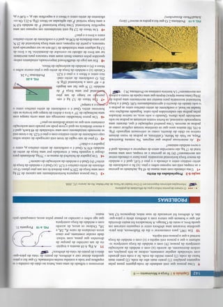 Capitulo 6 I Forga e Movimento — II
9 Uma pessoa que esta andando de roda-gigante passa pelas
seguintes posicoes: (1) ponto mais alto da roda, (2) ponto mais
baixo da roda; (3) ponto medio da roda. Se a roda esta girando
com velocidade angular constante, ordene as tres posicoes, em
ordem decrescente, de acordo (a) com o modulo da aceleragao
centripeta da pessoa; (b) com o modulo da forga centripeta re-
sultante a que a pessoa esta sujeita e (c) com o modulo da forga
normal a que a pessoa esta sujeita.
10 Em 1987, para comemorar o dia de Halloween, dois para-
quedistas trocaram uma abobora entre si enquanto estavam em
queda livre, a oeste de Chicago. A brincadeira foi muito divertida
ate que o homem que estava com a abobora abriu o para-que-
das. A abobora foi arrancada de suas maos, despencou 0,5 km,
atravessou o telhado de uma casa, bateu no chao da cozinha e se
espalhou por toda a cozinha recem-reformada. O que fez o para-
quedista deixar cair a abobora, do ponto de vista do para-que-
dista e do ponto de vista da abobora?
11 A Fig. 6-18 mostra a trajeto-
ria de um carrinho de parque de
diversoes que passa, com veloci-
dade escalar constante, por cinco
arcos circulares de raios R0, 2R0 e
3R0. Ordene os arcos, de acordo
com o modulo da forga centripeta
que age sobre o carrinho ao passar pelos arcos, comegando pelo
maior.
FIG. 6-18 Pergunta 11.
PROBLEMAS
• O numero de pontos indica o grau de dificuldade do problema
Informacoes adicionais disponiveis em O Oreo Voadorda Fisica, de Jearl Walker, Rio de Janeiro: LTC, 2008.
segao 6-3 Propriedades do Atrito
•1 Uma comoda com uma massa de 45 kg, incluindo as gavetas
e as roupas, esta em repouso sobre o piso. (a) Se o coeficiente de
atrito estatico entre a comoda e o piso e 0,45, qual e o modulo
da menor forga horizontal necessaria para fazer a comoda entrar
em movimento? (b) Se as gavetas e as roupas, com uma massa
total de 17 kg, sao rembvidas antes de empurrar a comoda, qual e
o novo modulo minimo?
•2 As misteriosas pedras que migrant. Na remota Racetrack
Playa, no Vale da Morte, California, as pedras as vezes deixam
rastros no chao do deserto, como se estivessem migrando (Fig.
6-19). Ha muitos anos que os cientistas tentam explicar como as
pedras se movem. Uma possi'vel explicagao e que, durante uma
tempestade ocasional, os fortes ventos arrastam as pedras no solo
amolecido pela chuva. Quando o solo seca, os rastros deixados
pelas pedras sao endurecidos pelo calor. Segundo medigoes rea-
lizadas no local, o coeficiente de atrito cinetico entre as pedras e
•o solo umido do deserto e aproximadamente 0,80. Qual e a forga i
horizontal necessaria para manter em movimento uma pedra da
20 kg (uma massa tipica) depois que uma rajada de vento a coloca
em movimento? (A historia continua no Problema 39.) "SSIBP
FIG. 6-19 Problema 2.0 que fez a pedra se mover? (Jerry
Schad/Photo Researchers)
•3 Uma pessoa empurra horizontalmente um caixote de 55 kg
com uma forga de 220 N para desloca-lo em um piso piano. O co-
eficiente de atrito cinetico e 0,35. (a) Qual e o modulo da forga de
atrito? (b) Qual e o modulo da aceleragao do caixote?
•4 Um jogador de beisebol de massa m = 79 kg, deslizando para
chegar a segunda base, e retardado por uma forga de atrito de
modulo 470 N. Qual e o coeficiente de atrito cinetico p.k entre o
jogador eo chao?
•5 O piso de um vagao de trem esta carregado de caixas soltas
cujo coeficiente de atrito estatico com o piso e 0,25. Se o trem esta
se movendo inicialmente com uma velocidade de 48 km/h, qual e
a menor distancia na qual o trem pode ser parado com aceleragao
constante sem que as caixas deslizem no piso?
•6 Um porco brincalhao escorrega em uma certa rampa com
uma inclinagao de 35° e leva o dobro do tempo que levaria se nao
houvesse atrito. Qual e o coeficiente de atrito cinetico entre o
co e a rampa?
•7 Um bloco de 3,5 kg e em-
purrado ao longo de um piso
2ontal por uma forga F de
modulo 15 N que faz um angulo
6 = 40° com a horizontal (Fig. 6-
20). O coeficiente de atrito cine-
tico entre o bloco e o piso e 0,25.
Calcule (a) o modulo da forga de atrito que o piso exerce sobre o
bloco e (b) o modulo da aceleragao do bloco.
•8 Em um jogo de shuffleboard improvisado, estudantes enlou-
quecidos pelos exames finais usam uma vassoura para movimen-
tar um livro de calculo no corredor do dormitorio. Se o livro de
3,5 kg adquire uma velocidade de 1,60 m/s ao ser empurrado pela
vassoura, a partir do repouso, com uma forga horizontal de 25 N,
por uma distancia de 0,90 m, qual e o coeficiente de atrito cinetico
entre o livro e o piso?
•9 Um bloco de 2,5 kg esta inicialmente em repouso em uma
superficie horizontal. Uma forga horizontal F de modulo 6,0 N
e uma forga vertical P sao aplicadas ao bloco (Fig. 6-21). Os co-
eficientes de atrito entre o bloco e a superficie sao ps = 0,40 e pk
Id
FIG. 6-20
Problemas 7 e 24.
 