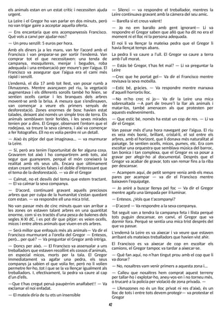 42
els animals estan en un estat crític i necessiten ajuda
urgent.
La Leire i el Gregor ho van parlar en dos minuts, però
no van trigar gaire aacceptar aquellaoferta.
? Ens encantaria que ens acompanyessis Francisco.
Què volsacanvi per ajudar-nos?
? Un preu senzill: 5 eurosper hora.
Amb els diners ja a les mans, van fer l?
acord amb el
Francisco i van preparar-se per sortir l'endemà. Van
comprar tot el que necessitaven: una tenda de
campanya, mosquiteres, menjar i begudes, roba
adequada i una embarcació per moure?
s per l?
aigua. El
Francisco va assegurar que l?
aigua era el camí més
ràpid i senzill.
L
?
endemà, el dia 17 amb tot llest, van posar rumb a
l?
Amazones. Mentre avançaven pel riu, la vegetació
augmentava i els diferents sorolls també ho feien, se
sentien ocells cantar i les branques dels arbres
movent-se amb la brisa. A mesura que s?
endinsaven,
van començar a veure els primers senyals de
desforestació. Zones enormes de bosc havien estat
talades, deixant així nomésun simple trosde terra. Els
animals semblaven tenir ferides, i les seves mirades
tenien por a dins. El Gregor, observant l?
entorn que el
rodejava, va treure la seva càmera, i així va començar
afer fotografies. Ell no esvoliaperdre ni un detall.
? Això és pitjor del que imaginava? ? va murmurar
laLeire.
? S
í, però ara tenim l?
oportunitat de fer alguna cosa.
Gravarem tot això i ho compartirem amb tots, així
segur que guanyarem, perquè el món coneixerà la
realitat amb els seus ulls. Encara que últimament
estan creant notíciesfalsesi el doble d'interessant que
el temade ladesforestació. ? va dir el Gregor
? Calmat, no et desviïs del tema que estem tractant.
? El vacalmar lasevacompanya.
? D?
acord, continuaré gravant aquells preciosos
arbres que per culpa de la humanitat s?
estan quedant
com estan. ? varespondre ell unamica trist.
No van passar més de cinc minuts quan van arribar a
les zones on estaven talant arbres en una quantitat
enorme, com si estractésd?
una pesca de balenesdels
segles X-XI dC, i es pot dir que pitjor: es veien ocells,
micosi entre altresanimalsque viuen en elsarbres.
? S
erà millor que enfoquismésalsanimals? Va dir el
Francisco murmurant a l'orella del Gregor ? Entesos,
però? per què?? Vapreguntar el Gregor amb intriga.
? Doncs per això. ? El Francisco va assenyalar a uns
treballadorsque estaven recollint elscossosd'animals,
en especial micos, morts per la tala. El Gregor
immediatament va agafar una pedra, els seus
companys ja sabien el que volia fer, però no li volien
permetre fer-ho, tot i que se lava llençar igualment als
treballadors. I, efectivament, la pedra va caure al cap
d?
un d?
ells.
? Que t'has cregut peruà paupèrrim analfabet!! ? Va
exclamar el noi enfadat.
? El mateix diriade tu etsun insensible
? S
ilenci ? va respondre el treballador, mentres la
Leire continuava gravant amb lacàmera del seu amic.
? Barella si et creusvalent!
? Jo no em barallo amb gent ignorant? Li va
respondre el Gregor saben que allò que ha dit no era el
moment ni el lloc ni la personaadequada.
El noi li va llençar la mateixa pedra que el Gregor li
havia llençat tempsabans.
La pedra li va caure a l'ull. El Gregor va caure a terra
amb l'ull morat.
? Estàs bé Gregor, t'has fet mal? ? Li va preguntar la
Leire
? Crec que he portat gel? Va dir el Francisco mentre
revisava lasevamotxilla.
? Estic bé, gràcies. ? Va respondre mentre marxava
d'aquell horroróslloc.
? No m?
ho crec ni jo? Va dir la Leire una mica
sobresaltada ? A part de treure?
l la llar als animals i
matar-los, també amenacen als que protesten per
aquestsesdeveniments.
? Que estic bé, només ha estat un cop de res. ? Li va
dir el Gregor.
Van passar més d?
una hora navegant per l?
aigua. El riu
es veia més bonic, brillant, cristal·lí, el sol entre els
arbres, amb el horizont, que li donava mésnaturalitat al
paisatge. S
e sentien ocells, micos, pumes, etc. Era com
escoltar una orquestra que semblava música del barroc,
tan bonica i tan complexa, que el Gregor es va posar a
gravar per afegir-ho al documental. Després que el
Gregor va acabar de gravar, tots van remar fins a la riba
per descansar.
? Acampem aquí, de petit sempre venia amb els meus
pares per acampar ? va dir el Francisco mentre
baixaven l'equipatge.
? Jo aniré a buscar llenya pel foc ? Va dir el Gregor
mentre agafa unalàmpadaper il·luminar.
? Entesos. ¿Volsque t'acompanyi?
? D'acord ? Varespondre a lasevacompanya.
T
ot seguit van a tendra la campanya feta i llista perquè
tots puguin descansar, en canvi, el Gregor que va
dormir fora. Perquè se sentia una mica trist després del
que vapassar.
L'endemà la Leire es va aixecar i va veure que estaven
arribant elsmateixostreballadorsque havien vist ahir.
El Francisco es va aixecar de cop en escoltar els
camions, el Gregor tampoc vatardar aaixecar-se.
? Què fan aquí, no n'han tingut prou amb el cop que li
vadonar?
? No, nosaltresvam venir primersa aquestazona i...
? Calleu que nosaltres hem comprat aquest terreny
per tallar-ho i explotar-ho, aneu-vos-en i no torneu més,
o trucaré a lapoliciaper violació de zonaprivada. ?
? L
?
Amazones no és un lloc privat ni res d?
això, és un
lloc de totsi entre totsdevem protegir? va protestar el
Gregor
 