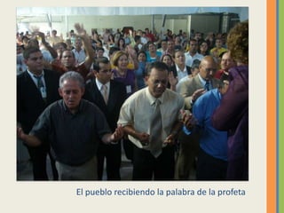 El pueblo recibiendo la palabra de la profeta