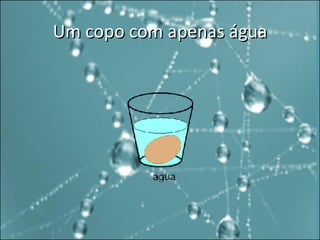 Um copo com apenas água 