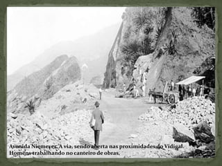 Avenida Niemeyer. A via, sendo aberta nas proximidades do Vidigal.
Homens trabalhando no canteiro de obras.
 