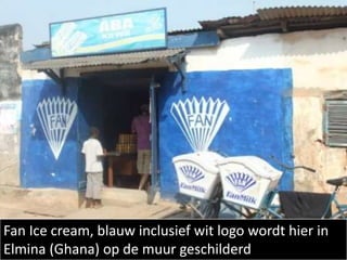 Fan Ice cream, blauw inclusief wit logo wordt hier in Elmina (Ghana) op de muur geschilderd 