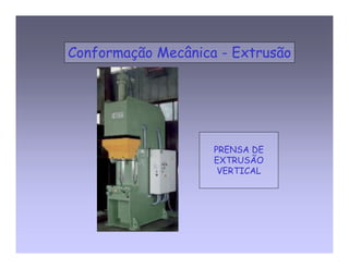 trinca superficial : ocorre quanto a temperatura ou a velocidade é 
muito alta. Ocorrem especialmente em ligas de alumínio, magnésio e 
zinco, embora possam ocorrer em ligas de alta temperatura. 
trinca interna: o centro do tarugo pode desenvolver fissuras que são 
conhecidas como trincas centrais, fratura tipo ponta de flecha ou 
chevron. 
 
