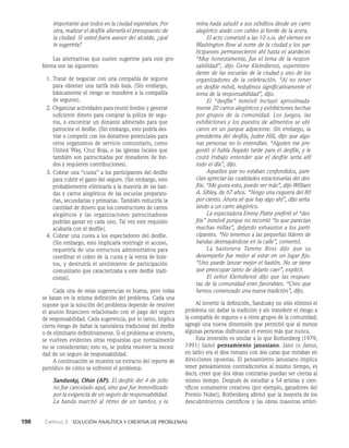 198    Capítulo 3   Solución analítica y creativa de problemas
reina hada saludó a sus súbditos desde un carro
alegórico atado con cables al borde de la acera.
El acto co­
menzó a las 10 a.m. del viernes en
Washington Row al norte de la ciudad y los par-
ticipantes permanecieron ahí has­
ta el atardecer.
“Muy honestamente, fue el tema de la respon-
sabilidad”, dijo Gene Kleindienst, superinten-
dente de las escuelas de la ciudad y uno de los
organizadores de la celebración. “Al no tener
un desfile móvil, redujimos significati­
vamente el
tema de la responsabilidad”, dijo.
El “desfile” inmóvil incluyó aproximada-
mente 20 carros alegóricos y exhibiciones hechas
por grupos de la comunidad. Los juegos, las
exhibicio­
nes y los puestos de alimentos se ubi-
caron en un parque adyacente. Sin embargo, la
presidenta del desfi­
le, Judee Hill, dijo que algu-
nas personas no lo entendían. “Alguien me pre-
guntó si había llega­
do tarde para el desfile, y le
costó trabajo enten­
der que el desfile sería allí
todo el día”, dijo.
Aquellos que no estaban confundidos, pare­
cían apreciar las cualidades estacionarias del des-
file. “Me gusta esto, puedo ver más”, dijo William
A. Sibley, de 67 años. “Tengo una ceguera del 80
por ciento. Ahora sé que hay algo ahí”, dijo seña-
lando a un carro alegórico.
La espectadora Emmy Platte prefirió el “des­
file” inmóvil porque no recorrió “lo que parecían
muchas millas”, dejando exhaustos a los parti­
cipantes. “No tenemos a las pequeñas líderes de
bandas desmayándose en la calle”, comentó.
La bastonera Tammy Ross dijo que su
de­
sempeño fue mejor al estar en un lugar fijo.
“Uno puede lanzar mejor el bastón. No se tiene
que preocupar tanto de dejarlo caer”, explicó.
El señor Kleindienst dijo que las respues-
tas de la comunidad eran favorables. “Creo que
he­
mos comenzado una nueva tradición”, dijo.
Al invertir la definición, Sandusky no sólo eliminó el
problema sin dañar la tradición y sin transferir el riesgo a
la compañía de seguros o a otros grupos de la comunidad;
agregó una nueva dimensión que permitió que al menos
al­
gunas personas disfrutaran el evento más que nunca.
Esta inversión es similar a lo que Rothenberg (1979,
1991) llamó pensamiento janusiano. Jano (o Janus,
en latín) era el dios romano con dos caras que miraban en
direcciones opues­
tas. El pensamiento janusiano implica
tener pensamien­
tos contradictorios al mismo tiempo, es
decir, creer que dos ideas contrarias puedan ser ciertas al
mismo tiem­
po. Después de estudiar a 54 artistas y cien­
tíficos sumamente creativos (por ejemplo, ganadores del
Premio Nobel), Rothenberg afirmó que la mayoría de los
descubrimientos científicos y las obras maestras artísti­
importante que todos en la ciudad esperaban. Por
otra, realizar el desfile alteraría el presupuesto de
la ciudad. Si usted fuera asesor del alcalde, ¿qué
le sugeriría?
Las alternativas que suelen sugerirse para este pro­
blema son las siguientes:
1. Tratar de negociar con una compañía de seguros
para obtener una tarifa más baja. (Sin embargo,
básicamen­
te el riesgo se transfiere a la compañía
de seguros).
2. Organizar actividades para reunir fondos y generar
su­
ficiente dinero para comprar la póliza de segu­
ros, o encontrar un donante adinerado para que
patrocine el desfile. (Sin embargo, esto podría des­
viar o com­
petir con los donativos potenciales para
otros organismos de servicio comunitario, como
United Way, Cruz Roja, o las iglesias locales que
también son patrocinadas por donadores de fon­
dos y re­
quieren contribuciones).
3. Cobrar una “cuota” a los participantes del desfile
para cubrir el gasto del seguro. (Sin embargo, esto
probablemente eliminaría a la mayoría de las ban­
das y carros alegóricos de las escuelas preparato­
rias, secundarias y primarias. También reduciría la
cantidad de dinero que los constructores de carros
alegóricos y las organizaciones patrocinadoras
podrían gastar en cada uno. Tal vez este requisito
acabaría con el desfile).
4. Cobrar una cuota a los espectadores del desfile.
(Sin embargo, esto implicaría restringir el acceso,
requeriría de una estructura administrativa pa­
ra
coordinar el cobro de la cuota y la venta de bole­
tos, y destruiría el sentimiento de participación
comunitario que caracterizaba a este desfile tradi­
cional).
Cada una de estas sugerencias es buena, pero todas
se basan en la misma definición del problema. Cada una
supone que la solución del problema depende de resolver
el asunto financiero relacionado con el pago del seguro
de responsabilidad. Cada sugerencia, por lo tanto, implica
cierto riesgo de dañar la naturaleza tradicional del desfile
o de eliminarlo definitivamente. Si el pro­
blema se invierte,
se vuelven evidentes otras respuestas que normalmente
no se considerarían; esto es, se podría resolver la necesi­
dad de un seguro de responsabilidad.
A continuación se muestra un extracto del reporte de
periódi­
co de cómo se enfrentó el problema:
Sandusky, Ohio (AP). El desfile del 4 de julio
no fue cancelado aquí, sino que fue inmoviliza­
do
por la exigencia de un seguro de respon­
sabilidad.
La banda marchó al ritmo de un tam­
bor, y la
 