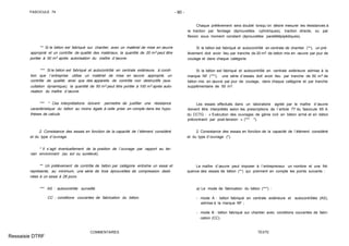 FASCICULE 74 - 90 -
** Si le béton est fabriqué sur chantier, avec un matériel de mise en œuvre
approprié et un contrôle de qualité des matériaux, la quantité de 20 m3 peut être
portée à 50 m3 après autorisation du maître d´œuvre.
*** Si le béton est fabriqué et autocontrôlé en centrale extérieure, à condi-
tion que l´entreprise utilise un matériel de mise en œuvre approprié, un
contrôle de qualité, ainsi que des appareils de contrôle non destructifs (aus-
cultation dynamique), la quantité de 50 m3 peut être portée à 100 m3 après auto-
risation du maître d´œuvre.
*** * Ces interprétations doivent permettre de justifier une résistance
caractéristique du béton au moins égale à celle prise en compte dans les hypo-
thèses de calculs
2. Consistance des essais en fonction de la capacité de l´élément considéré
et du type d´ouvrage.
* Il s´agit éventuellement de la position de l´ouvrage par rapport au ter-
rain environnant (au sol ou surélevé).
** Un prélèvement de contrôle de béton par catégorie entraîne un essai et
représente, au minimum, une série de trois éprouvettes de compression desti-
nées à un essai à 28 jours.
*** AS : autocontrôle surveillé.
CC : conditions courantes de fabrication du béton.
COMMENTAIRES
Chaque prélèvement sera doublé lorsqu´on désire mesurer les résistances à
la traction par fendage (éprouvettes cylindriques), traction directe, ou par
flexion sous moment constant (éprouvettes parallélépipédiques).
Si le béton est fabriqué et autocontrôlé en centrale de chantier (**), un pré-
lèvement doit avoir lieu par tranche de 20 m3 de béton mis en œuvre par jour de
coulage et dans chaque catégorie.
Si le béton est fabriqué et autocontrôlé en centrale extérieure admise à la
marque NF (***), une série d´essais doit avoir lieu par tranche de 50 m3 de
béton mis en œuvre par jour de coulage, dans chaque catégorie et par tranche
supplémentaire de 50 m3.
Les essais effectués dans un laboratoire agréé par le maître d´œuvre
doivent être interprétés selon les prescriptions de l´article 77 du fascicule 65 A
du CCTG : « Exécution des ouvrages de génie civil en béton armé et en béton
précontraint par post-tension » (*** *).
2. Consistance des essais en fonction de la capacité de l´élément considéré
et du type d´ouvrage (*).
Le maître d´œuvre peut imposer à l´entrepreneur un nombre et une fré-
quence des essais de béton (**) qui prennent en compte les points suivants :
a) Le mode de fabrication du béton (***) :
- mode A : béton fabriqué en centrale extérieure et autocontrôlée (AS),
admise à la marque NF ;
- mode B : béton fabriqué sur chantier avec conditions courantes de fabri-
cation (CC).
TEXTE
Ressaisie DTRF
 