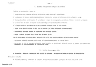 FASCICULE 74 - 206 -
II. - Contrôles et réception des coffrages et des armatures
Le but de ces contrôles est de s´assurer que :
1° Les armatures mises en place sur le chantier sont conformes au plan élaboré par le bureau d´études ;
2° Les épaisseurs des parois, en tenant compte des tolérances dimensionnelles admises, sont conformes au plan de coffrage de l´ ouvrage ;
3° Des dispositions fiables ont été adoptées afin que soit assuré le respect des enrobages prévus, par le bureau d´études et mentionnés sur les plans ;
4° La mise en place des bétons doit respecter les valeurs d´enrobage, ainsi que les dispositions constructives ;
5° Les dessins d´exécution des coffrages et les calculs justificatifs prennent en compte les points suivants ;
- stabilité lors du bétonnage (poussée du béton, poids du personnel et du matériel nécessaire au moulage des pièces) ;
- contreventement des pièces verticales des échafaudages dans les diverses directions ;
- stabilité d´ensemble (y compris pour le coffrage seul) aux actions du vent.
Les trois points signalés sont détaillés dans le fascicule 65 A du CCTG. Nous soulignons cependant les deux remarques suivantes :
- les dessins et les plans de calepinage doivent préciser les dimensions des panneaux et leur mode de fixation ;
- sur ces plans, les arrêts de bétonnage, les dispositifs relatifs au maintien des armatures sont représentés avec tous les détails et vues complémentaires
nécessaires à une bonne compréhension par le personnel de chantier.
III. - Contrôles des ouvrages en béton
Ils sont destinés à vérifier que la résistance du béton en œuvre est convenable. Il faut distinguer les essais non destructifs des essais destructifs.
1. Essais non destructifs
Ils nécessitent un étalonnage en laboratoire du scléromètre, de l´appareillage d´auscultation dynamique ou de mesure de la porosité ouverte.
Ressaisie DTRF
 