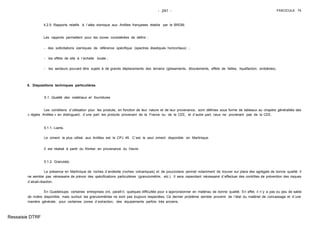 - 241 - FASCICULE 74
4.2.5. Rapports relatifs à l´aléa sismique aux Antilles françaises établis par le BRGM.
Les rapports permettent pour les zones considérées de définir :
- des sollicitations sismiques de référence spécifique (spectres élastiques horizontaux) ;
- les effets de site à l´échelle locale ;
- les secteurs pouvant être sujets à de grands déplacements des terrains (glissements, éboulements, effets de failles, liquéfaction, embâcles).
5. Dispositions techniques particulières
5.1. Qualité des matériaux et fournitures
Les conditions d´utilisation pour les produits, en fonction de leur nature et de leur provenance, sont définies sous forme de tableaux au chapitre généralités des
« règles Antilles » en distinguant, d´une part les produits provenant de la France ou de la CEE, et d´autre part, ceux ne provenant pas de la CEE.
5.1.1. Liants.
Le ciment le plus utilisé aux Antilles est le CPJ 45. C´est le seul ciment disponible en Martinique.
Il est réalisé à partir du Klinker en provenance du Havre.
5.1.2. Granulats.
La présence en Martinique de roches d´andésite (roches volcaniques) et de pouzzolane permet notamment de trouver sur place des agrégats de bonne qualité. Il
ne semble pas nécessaire de prévoir des spécifications particulières (granulométrie, etc.). Il sera cependant nécessaire d´effectuer des contrôles de prévention des risques
d´alcali-réaction.
En Guadeloupe, certaines entreprises ont, paraît-il, quelques difficultés pour s´approvisionner en matériau de bonne qualité. En effet, il n´y a pas ou peu de sable
de rivière disponible, mais surtout les granulométries ne sont pas toujours respectées. Ce dernier problème semble provenir de l´état du matériel de concassage et d´une
manière générale, pour certaines zones d´extraction, des équipements parfois très anciens.
Ressaisie DTRF
 