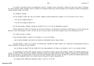 - 243 - FASCICULE 74
En conclusion, nous pensons que pour les départements d´outre-mer, l´enrobage minimum côté intérieur et extérieur doit être au moins égal à 4 centimètres.
Une peinture extérieure semble souhaitable, alors que l´utilisateur d´une membrane intérieure peut s´avérer nécessaire lors de la réparation de certains cas pathologiques
ou après désordres résultant d´un séisme.
5.2.2. Epaisseurs minimales.
Pour les ouvrages en contact avec l´eau et les liquides, l´épaisseur minimale indiquée dans le fascicule 74 du CCTG (article IV.6.2.3.a.) est de :
- 15 cm pour les ouvrages de classe A ;
- 12 cm pour les ouvrages de classe B et C.
Pour les autres ouvrages, l´épaisseur minimale est ramenée de 10 cm à 12 cm pour les départements d´outre-mer.
Certains organismes de contrôle sont favorables, pour des raisons techniques, à la préconisation d´une épaisseur minimale égale à 25 cm pour les parois des
réservoirs et cuves. Cette disposition va dans le bon sens vis-à-vis de la mise en œuvre. Elle peut être envisagée au cas par cas et précisée dans le CCTP.
5.2.3. Actions à prendre en compte.
En plus des actions définies à l´article IV.5 du fascicule 74, il y a lieu de considérer :
- pour les actions climatiques, elles devront être conformes à celles définies dans les « règles Antilles ».
Les actions définies à l´article IV.5 du fascicule 74, combinées avec l´application des règles « Neige et vent » (additif pour les DOM) paraissent prendre en
compte correctement les risques des vents cycloniques.
- pour les séismes, les règles PS 69 avec l´additif de 82, sont seules applicables ; les Antilles y sont classées en zone III ( zone maximale d´activité).
Les recommandations de AFPS (1990) contribuent utilement à la recherche de meilleures solutions. Elles permettent l´obtention d´une fiabilité satisfaisante des
ouvrages. Le maître d´ouvrage peut rendre leur application contractuelle. Le projet des nouvelles règles PS 94 rendra obligatoire l´application de la démarche proposée
dans ces recommandations. Les rapports relatifs à l´aléa sismique aux Antilles françaises, établis par le BRGM, permettent de répondre aux différentes questions que se
pose le maître d´œuvre (sollicitations, effets de site, secteurs pourront être sujets à de grands déplacements, etc.).
- les ouvrages devront satisfaire aux exigences du décret n° 91-461 du 14 mai 1991.
Ressaisie DTRF
 