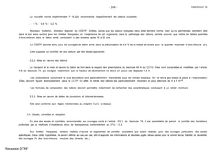 - 245 - FASCICULE 74
La nouvelle norme expérimentale P 18.325 recommande respectivement les valeurs suivantes :
- 1 % - 0,4 % - 0,2 %.
Monsieur Vuillemin, directeur régional du CEBTP Antilles, pense que les valeurs indiquées dans cette dernière norme, bien qu´ex périmentale, semblent aller
dans le bon sens, surtout pour les Antilles françaises, où l´expérience de cet organisme, dans la pathologie des bétons, semble prouver que même de faibles quantités
d´ions-chlorure dans le béton armé, conduisent à des sinistres après 15 à 20 ans.
Le CEBTP abonde donc, pour les ouvrages en béton armé, dans la préconisation de 0,4 % de la masse de ciment pour la quantité maximale d´ions-chlorure (cl-).
Cela suppose un contrôle de ces valeurs par des essais appropriés.
5.3.2. Mise en œuvre des bétons.
Le transport et la mise en œuvre du béton se font dans le respect des prescriptions du fascicule 65 A du CCTG. Elles sont complétées et modifiées par l´article
V.8 du fascicule 74, qui souligne notamment que la hauteur de déversement ne devra en aucun cas dépasser 1,5 m.
Les prescriptions concernant la cure des bétons sont particulièrement importantes sous les climats tropicaux. On ne devra pas laisser la place à l´improvisation.
Elles devront figurer éventuellement dans le CCTP. En effet, le retrait des bétons est particulièrement important et peut atteindre de 6 à 7.10-4.
Les formules de composition des bétons devront permettre notamment de rechercher des caractéristiques conduisant à un retrait minimum.
5.3.3. Mise en œuvre de dalles de couverture et toitures-terrasses.
Elle sera conforme aux règles mentionnées au chapitre 5.2.5. ci-dessus.
5.4. Essais, contrôles et réception.
En plus des essais et contrôles recommandés sur ouvrages neufs à l´article XIV.1 du fascicule 74, il est souhaitable de prévoir le contrôle des fondations
profondes par la méthode d´impédance et/ou de transparence, conformément au DTU 13.2.
Aux Antilles françaises, certains maîtres d´œuvre et organismes de contrôle souhaitent que soient réalisés, pour des ouvrages particuliers, des essais
spécifiques. Dans cette hypothèse, ils seront définis au cas par cas, afin d´apporter les informations et résultats jugés néces saires pour la bonne tenue, fiabilité et durabilité
des ouvrages (% des ions-chlorure, mouture des ciments, etc.).
Ressaisie DTRF
 