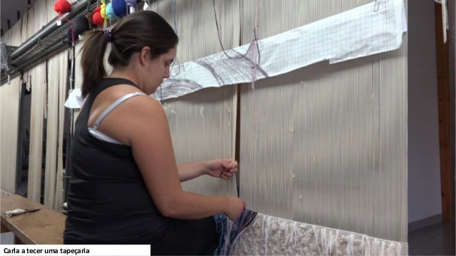 Carla a tecer uma tape�aria
 