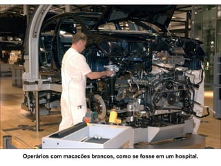 Operários com macacões brancos, como se fosse em um hospital. 