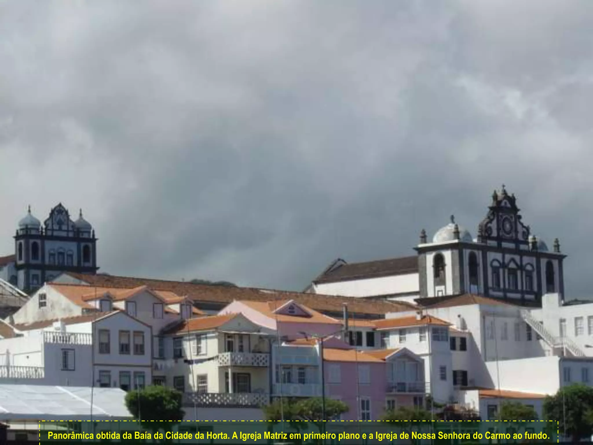 Panorâmica obtida da Baía da Cidade da Horta. A Igreja Matriz em primeiro plano e a Igreja de Nossa Senhora do Carmo ao fundo. 