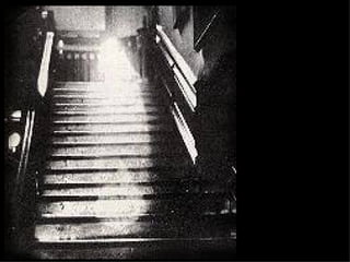 FANTASMA EN  LAS ESCALERAS DE  UNA VIEJA CASONA 