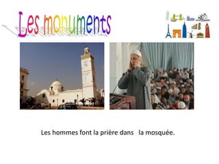 Les hommes font la prière dans la mosquée.