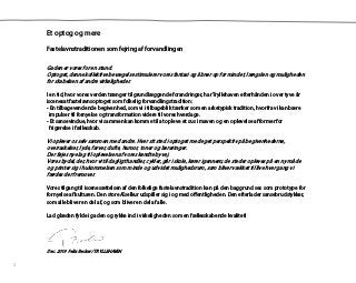 Et optog og mere
Fastelavnstraditionen som fejring af forvandlingen
Gaden er vores for en stund.
Optoget, denne kollektive bevægelse stimulerer vores fantasi og åbner op for mindet, længslen og muligheden
for skabelsen af andre virkeligheder.
I en tid, hvor vores verden trænger til grundlæggende forandringer, har Tryllehaven efterhånden i over tyve år
iscenesat fastelavnsoptoget som folkelig forvandlingstradition:
- En tilbagevendende begivenhed, som vi i tilbageblik tænker som en arketypisk tradition, hvorfra vi kan bære
impulser til fornyelse og transformation videre til vores hverdage.
- Et sansevindue, hvor vi sammen kan komme til at opleve et sus i maven og en oplevelse af former for
frigørelse i fællesskab.
Vi oplever os selv sammen med andre. Hver sit sted i optoget med eget perspektiv på begivenhederne,
overraskelser, lyde, farver, dufte, humor, toner og berøringer.
Der føjes nye lag til oplevelsen af vores kendte byvej.
Vores bydel, der, hvor vi til dagligt handler, cykler, går i skole, kører igennem; de steder opleves på en ny måde
og printer sig i hukommelsen som minde og udvidet mulighedsrum, som bliver vækket til live hver gang vi
færdes der fremover.
Vores tilgang til iscenesættelsen af den folkelige fastelavnstradition kan på den baggrund ses som prototype for
fornyelse af kulturen. Den store Æselkur udspiller sig i og med offentligheden. Den efterlader sansebrudstykker,
som alle bliver en del af, og som bliver en del af alle.
Lad glæden fylde i gaden og rykke ind i virkeligheden som en fællesskabende kvalitet!
Dec. 2019 Felix Becker / TRYLLEHAVEN
2
 