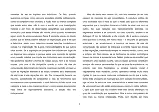 5
maneiras de ser se impõem aos indivíduos. De fato, quando
queremos conhecer como está uma sociedade dividida politicamente,
como se compõem estas divisões, a fusão mais ou menos completa
que existe entre elas, não é com o auxílio de uma investigação
material e por meio de observações geográficas que poderemos
alcançá-Io; pois estas divisões são morais, ainda quando apresentam
algum ponto de apoio na natureza física. É somente através do direito
público que se torna possível estudar tal organização, pois é ele que
a determina, assim como determina nossas relações domésticas e
cívicas. Tal organização não é, pois, menos obrigatória do que outros
fatos sociais. Se a população se comprime nas cidades em lugar de
se dispersar nos campos, é porque existe uma corrente de opinião
uma pressão coletiva que impõe aos indivíduos esta concentração.
Não podemos escolher a forma de nossas casas, nem a de nossas
roupas; pois uma é tão obrigatória quanto a outra. As vias de
comunicação determinam de maneira imperiosa o sentido em que se
fazem as migrações interiores e as trocas, e mesmo até a intensidade
de tais trocas e tais migrações, etc., etc. Por conseguinte, haveria, no
máximo, possibilidade de acrescentar à lista de fenômenos que
enumeramos como apresentando o sinal distintivo do fato social uma
categoria a mais, a das maneiras de ser; e corno aquela enumeração
nada tinha de rigorosamente exaustiva, a adição não era
indispensável.
Mas não seria nem mesmo útil; pois tais maneiras de ser não
passam de maneiras de agir consolidadas. A estrutura política de
uma sociedade não é mais do que o modo pelo qual os diferentes
segmentos que a compõem tomaram o hábito de viver uns com os
outros. Se suas relações são tradicionalmente estreitas, os
segmentos tendem a se confundir; no caso contrário, tendem a se
distinguir. O tipo de habitação a nós imposto não é senão a maneira
pela qual todo o mundo, em nosso redor - e em parte as gerações
anteriores -, se acostumaram a construir as casas. As vias de
comunicação não passam de leitos que a corrente regular das trocas
e das migrações, caminhando sempre no mesmo sentido, cavou para
si própria, etc. Sem dúvida, se os fenômenos de ordem morfológica
fossem os únicos a apresentar esta fixidez. poder-se-ia acreditar que
constituem uma espécie à parte. Mas as regras jurídicas constituem
arranjos não menos permanentes do que os tipos de arquitetura e, no
entanto, são fatos fisiológicos. A simples máxima moral é
seguramente mais maleável; porém, apresenta formas muito mais
rígidas do que os meros costumes profissionais ou do que a moda.
Existe toda uma gama de nuanças que, sem solução de continuidade,
liga os fatos de estrutura mais característicos a estas livres correntes
da vida social que não estão ainda presas a nenhum molde definido.
O que quer dizer que não existem entre eles senão diferenças no
grau de consolidação que apresentam. Uns e outros não passam de
vida mais ou menos cristalizada. Pode, sem dúvida, ser mais
 