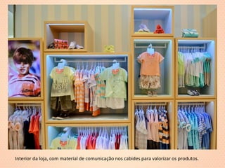 Interior da loja, com material de comunicação nos cabides para valorizar os produtos.  