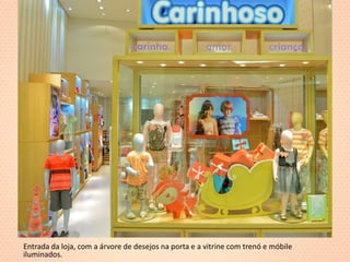 Entrada da loja, com a árvore de desejos na porta e a vitrine com trenó e móbile iluminados.  