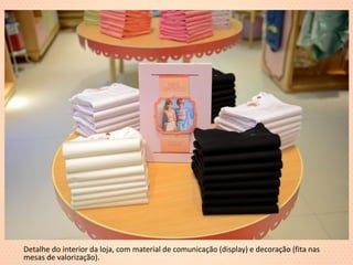 Detalhe do interior da loja, com material de comunicação (display) e decoração (fita nas mesas de valorização).  