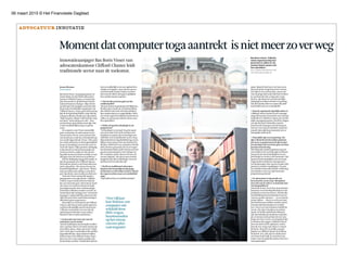 06 maart 2015 © Het Financieele Dagblad
Momentdatcomputertogaaantrekt it isnietmeerzoverweg
ADVOCATUUR INNOVATIE
Jeroen Piersma
Amsterdam
Innovatieaanjager Bas Boris Visser van
advocatenkantoor Clifford Chance leidt
traditionele sector naar de toekomst.
Bas Boris Visser, managing partner in
Amsterdam van het Britse advocaten­
kantoor Clifford Chance, is eind vorig
jaar benoemd tot ‘global head of inno­
vation & business change’. Hij is de ko­
mende jaren de aanjager van innovatie
binnen de wereldwijde organisatie van
Clifford Chance. Visser geeft lachend toe
dat de titel prachtig klinkt, maar dat hij
zich geen illusies maakt over zijn status.
‘Mijn Engelse collega’s feliciteerden mij
met deze “interesting new role”. Dan
weet je dat je op je hoede moet zijn. Het
is niet noodzakelijkerwijs een geluk­
wens.’
De scepsis is voor Visser natuurlijk
geen verrassing. De advocatuur is een
conservatieve sector, waar mensen het
vak uitoefenen zoals het al honderden ja­
ren wordt uitgeoefend. Visser: ‘Het cynis­
me onder advocaten is bovengemiddeld
hoog. De houding is al snel: het zal zo’n
vaart niet lopen. Mijn grootste uitdaging
is dus dat ik een nieuw bewustzijn zal
moeten creëren, zodat we niet op een
bepaald moment wakker worden en ons
afvragen waar de business is gebleven.’
Wat de uitdaging nog groter maakt, is
dat het goed gaat met Clifford Chance.
Het kantoor groeit en de financiële pres­
taties zijn prima. ‘We staan niet op een
brandend platform’, zegt Visser. ‘Ik kan
mij voorstellen dat collega’s zich afvra­
gen: Bas Boris, waar maak je je druk om.’
Toch ziet Visser wel goede aankno­
pingspunten voor zijn missie. Clifford
Chance is geen onbeschreven blad als
het om innovatie gaat. Het kantoor heeft
als eerste een servicecentrum in India
gevestigd waar de meer routinematige
activiteiten efficiënt worden verricht. In
Amsterdam zijn onlangs twee ‘transactie­
managers’ aangesteld die samen met de
cliënt de processen rond financieringen
efficiënter gaan organiseren.
Bovendien is een kantoor als Clifford
Chance, dat boven in de markt opereert,
continu inhoudelijk aan het innoveren.
‘Cliënten verwachten van ons dat wij
oplossingen bedenken waar andere
kantoren niet zo maar op komen.’
V Is innovatie niet meer iets voor de
onderkant van de markt?
‘Aan de onderkant van de markt is effici­
ency cruciaal. Het is een hoek waarin wij
niet willen zitten. Maar ook in het “high
end”­werk zijn er onderdelen die minder
ingewikkeld zijn. Onze cliënten kijken
kritisch naar wat Clifford Chance moet
doen en wat er aan andere partijen uit­
besteed kan worden. Wij denken dat het
niet zo makkelijk is om een opdracht in
stukjes te knippen, maar als het op een
verantwoorde manier anders en beter
kan voor de cliënt, dan gaan wij kijken
hoe wij dat kunnen regelen.’
V Ook als dat ten koste gaat van het
verdienmodel?
‘Als je je diensten geïntegreerd blijft aan­
bieden puur vanuit de veronderstelling
dat cliënten het toch niet door hebben,
dan onderschat je ze ongelofelijk. Cliën­
ten weten tegenwoordig heel goed wat ze
willen en wij moeten daarin samen met
hen optrekken.’
V Welke rol speelt technologie in uw
programma?
‘Technologie is cruciaal. Ik ga in maart
een week naar New York om daar met
bedrijven te praten die technologie ont­
wikkelen voor de juridische sector. Ik ga
bijvoorbeeld een dag bij IBM langs om te
kijken of we samen een case kunnen be­
denken. IBM heeft een computer ontwik­
keld, Watson genaamd, die nu al vragen
kan beantwoorden op het niveau van een
goede rechtenstudent. Over vijf jaar zit
die computer op het niveau van een ad­
vocaat­stagiaire. Als wij nu onze kennis
koppelen aan die technologie, wat voor
producten levert dat dan op?’
V Heeft een traditioneel advocaten­
kantoor niet het probleem dat jonge
techneuten er niet willen werken? Zij wil­
len ergens werken waar een voetbaltafel
staat.
‘Wij hebben hier een tafeltennistafel
staan. Maar ik ben het er wel mee eens
dat je de juiste omgeving moet creëren,
niet alleen voor techneuten, maar ook
voor de jonge advocaten die hier werken.
In een branche die zo lang niet veran­
derd is, zijn daarvoor wel aanzienlijke
wijzigingen nodig in denken en gedrag.
Dus desnoods zetten we naast die tafel­
tennistafel ook een voetbaltafel.’
V Staat de organisatie eigenlijk achter u?
‘Clifford Chance heeft net een strategie
uitgerold waarvan innovatie een cruciaal
onderdeel is. Matthew Layton, de wereld­
wijde managing partner, heeft het slagen
van zijn bestuur verbonden aan het
innoverend vermogen van het kantoor.
Dat was voor mij een absolute randvoor­
waarde: dat mijn baas innovatie net zo
belangrijk vindt als ik.’
V Maar jullie zijn een maatschap. Die
zijn er berucht om dat oudere partners
niet meer zo geïnteresseerd zijn in dure
investeringen die ten koste gaan van hun
pensioenvoorziening.
‘Het klopt dat oudere partners nog wel
eens denken: het zal mijn tijd wel duren.
Dat geeft aan hoe belangrijk het is om
bewustzijn te creëren voor innovatie. Het
kantoor heeft inmiddels ook een bestu­
ringsmodel waarbij het management
veel beslissingen kan nemen zonder elke
partner te moeten raadplegen. De part­
ners hebben bovendien bij de verkiezing
van Matthew ook voor zijn innovatie­
programma gestemd.’
V De advocatuur is nog steeds een
bevoorrechte sector waar ‘disruption’
niet echt aan de orde is. Is innovatie niet
een luxeprobleem?
‘Dat denk ik niet. Ik zie hoe accountants­
kantoren en technologiebedrijven in de
juridische sector investeren. Stel dat die
ontwikkeling de komende jaren op een
extreme manier doorzet — en zo moet je
ernaar kijken — dan is er echt een kans
dat kantoren pas wakker worden op het
moment dat hun business is verdwe­
nen. Neem een Amerikaanse bedrijf als
Axiom. Die zijn in handen van private
equity. Ze bieden juridische diensten
aan met behulp van moderne technolo­
gie en kunnen ook juristen leveren om
projecten uit te voeren. In Engeland zijn
er cliënten die zeggen: Clifford Chance
doet een deel van de opdracht, Axiom
doet de rest. Zorg maar dat je er samen
uit komt. Als je het in stukjes op gaat
hakken en Clifford Chance doet alleen
de laatste 30%, dan zijn we straks toch
een hoop werk kwijt. Je moet heel erg
waken voor de gedachte dat het niet zo’n
vaart gaat lopen.’
❛❛‘Overvijfjaar
kanWatson,een
computeront-
wikkelddoor
IBM,vragen
beantwoorden
ophetniveau
vaneenadvo-
caat-stagiaire’
Bas Boris Visser: ‘Cliënten
weten tegenwoordig heel
goed wat ze willen en wij
moeten daarin samen met
hen optrekken.’
FOTO: JEROEN OERLEMANS VOOR
HET FINANCIEELE DAGBLAD
 