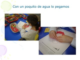 Con un poquito de agua lo pegamos
 