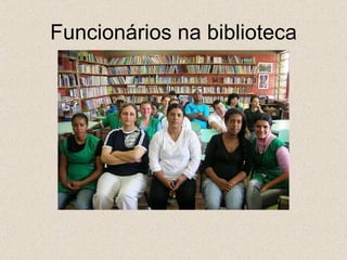 Funcionários na biblioteca 
