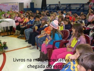 Livros na mão, expectativa com a chegada do escritor 