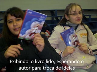 Exibindo  o livro lido, esperando o autor para troca de ideias 