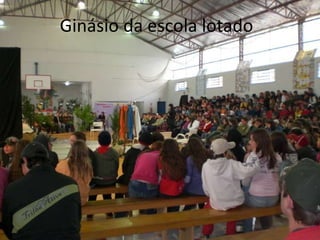 Ginásio da escola lotado 