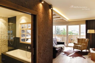 18 19
Ein Stern
für Gastlichkeit
Lassen Sie sich von unserer Küche, ebenso wie auch Star- und Sterne-
koch Heinz Winkler, kulinarisch verwöhnen. Chefkoch
Martin Fritz und seine Mannschaft zelebrieren die alpin-mediterrane Küche und verwöh-
nen mit besonderen geschmacklichen Nuancen. Kein Geringerer als der Michelinführer
Italien belohnte sie dafür mit einer Nominierung.
Der Tag beginnt mit einem abwechslungsreichen Frühstücksbuffet und glänzt am
Abend mit einem Feuerwerk kreativen Genusses – auch mit leckeren Vitalmenüs. Dem
erlesenen Tropfen fühlt sich Feldhof-Chef und Sommelier Stefan Perathoner persönlich
verpflichtet. Ob Keller oder Vinothek: Der richtige Weintipp darf nicht fehlen!
 