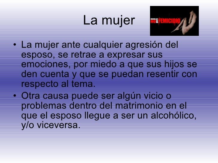 La mujer bebe el alcoholismo solamente por las tardes
