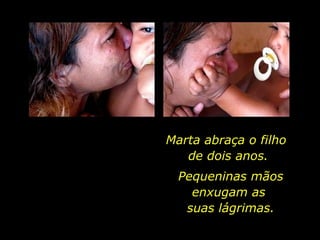 Marta abraça o filho  de dois anos.  Pequeninas mãos enxugam as  suas lágrimas. 
