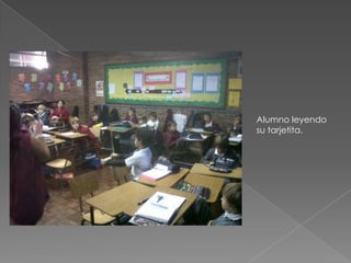 Alumno leyendo
su tarjetita.
 