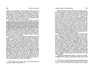442 O ESTADO DE DIREITO
duziram a sua autoridade e força vinculante. Não se trata, de
resto, de uma simples perda de efetividade da Constituição de
1948, mas da crise da própria idéia de constituição como siste­
ma delimites evínculos e, em geral, dovalor das regras enquan­
to tais, sempre mais desqualificadas e percebidas, tanto pelos
poderes políticos quanto econômicos, como indébitos entra­
ves à soberania popular e ao livre mercado.
Existe, pois, outro fator, ainda mais evidente, da crise do
Estado constitucional de Direito. Trata-se do fim do Estado
nacional comomonopólio exclusivo da produção jurídica, que
se deslocou em grande parte para fora das suas fronteiras, e
por isso da crise da unidade e da coerência do sistema das fon­
tes, bem como do papeícfe garantia das constituições estatais.
À antiga estrutura piramidal das fontes, cujo ápice era a cons­
tituição, e imediatamente abaixo as leis ordinárias, depois os re­
gulamentos e as outras fontes administrativas e negociais, subs­
tituiu-se um amontoado de fontes pertencentes a ordenamen­
tos diversos, da União Européia a Nações Unidas, e, todavia,
direta ou indiretamente vigentes.
Emblemático - porque avançado na substância, mas não
certamente nas formas, nem frágeis nem fortes, do Estado de
Direito-é o processo de integração da Europa. Por um lado, a
União Européia é ainda um ordenamento jurídico e politica­
mente amorfo, cujas características contradizemambos os prin­
cípios do constitucionalismo democrático: a representativida-
de política dos órgãos da União dotados de maiores poderes
normativos e a rígidasubordinação das suas decisões a um con­
trole de validade claramente fixado na tutela dos direitos fun­
damentais. Por outro lado, o processo de integração européia
deslocou para fora dos Estados nacionais os lugares de decisão
reservados tradicionalmente à soberania dos Estados: não só
em matéria econômica e monetária, mas também em ques­
tões de relações comerciais, de imigração, de defesa dos con­
sumidores, de proteção do ambiente e de políticas sociais. Cal­
culou-se que quase 80% da produção legislativa é, enfim, di­
reta ou indiretamente, de origem comunitária21.
21. M. Cartabia, J. H. H. Weiler, L'Italia in Europa. Proflli istituzionali e
costituzionali, il Mulino, Bologna, 2000, p. 50.
O DEBATE TEÓRICO CONTEMPORÂNEO 443
Falarei mais adiante das perspectivas, a longo prazo cer­
tamente progressivas, abertas por tal processo graças também
à Carta européia dos direitos fundamentais, aprovada em
Nice, em dezembro de 2000. Todavia, enquanto não se chegar
a uma refundação constitucional da União, a integração in­
completa está colocando em crise a hierarquia tradicional das
fontes e enfraquecendo, na falta de responsabilidade política e
de controles de constitucionalidade, as constituições nacionais.
Com base nessa Carta, normas de produção extra-estatal - tra­
tados, regulamentos, diretrizes e decisões - entram, de fato, em
vigor nos ordenamentos dos Estados, prevalecendo sobre as
leis dos seus Parlamentos e pretendendo prevalecer até mesmo
sobre as suas constituições. Desse modo, a estrutura constitu­
cional das democracias nacionais resulta deformada, seja sob
o perfildarepresentatividadepolíticadas novas fontes, seja sob o
perfil dos seus vínculos constitucionais: em suma, todo o pa­
radigma do Estado constitucional de Direito.
O déficit democrático daUnião manifesta-se antes de tudo
sobre o plano do ordenamento comunitário. As fontes repor-
tam-se a órgãos não diretamente representativos, como o Con­
selho e a Comissão, que decidemcomprocedimentos não trans­
parentes, fortemente condicionados por lobbies tão mais poten­
tes quanto mais endinheirados e organizados. Mas a carência
de représentatividade e de responsabilidade política retroage
sobre os próprios ordenamentos nacionais dos quais as novas
fontes começam a fazer parte: pela maior distância dos cida­
dãos em relação aos orgãos normativos; pela pouca influência
dos parlamentos nacionais sobre as escolhas dos seus gover­
nos na participação de processos decisórios complexos que
se concluem freqüentemente com deliberações adotadas pela
maioria; pela desinformação e o desinteresse para com os as­
suntos europeus, tanto por parte da classe política como da
opinião pública.
Igualmente enfraquecido resulta o controle de constitu­
cionalidade sobre as fontes comunitárias22. Essas fontes não só
22. Ver, sobre os controles de legitimidade na jurisprudência da Corte
de justiça e da Corte constitucional italiana, M. Cartabia, J. H. H. Weiler, op.
cit., pp. 73-98,163-90; R. Guastini, Teoria e dogmatica dellefonti, Giuffrè,
 