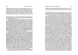 444 O ESTADO DE DIREITO
entram diretamente emvigor nos ordenamentos nacionais - os
regulamentos como normas diretamente aplicáveis, as diretri­
zes como normas secundárias, porém dotadas também de efi­
cácia imediata23-, mas são hierarquicamente supra-ordenadas,
segundo ajurisprudência da Corte deJustiça, a todas as normas
de direito interno24, inclusive as constitucionais25. Trata-se de
Milano, 1998, pp. 670-87; G. Gaja, Introduzione al diritto comunitário, Laterza,
Roma-Bari, 1999, pp. 117-37; F. Pocar; Diritto delVunione e delle comunità euro-
pee, Giuffrè, Milano, 2000, cap. IV.
23. O sistema das fontes comunitárias é previsto pelo art. 249 do Trata­
do: "O regulamento tem alcance geral. Ele é obrigatório em todos os seus ele­
mentos e diretamente aplicável em cada um dos Estados-membros. A diretriz
vincula o Estado-membro ao qual é dirigida no que concerne ao resultado a
ser alcançado, salvaguardando a competência dos órgãos nacionais a respeito
da forma e dos meios. A decisão é obrigatória em todos os seus elementos
para os destinatários designados por ela. As recomendações e os pareceres
não são vinculantes." É preciso acrescentar que também as diretrizes, segun­
do a constante jurisprudência da Corte de Justiça (sentenças de 4.12.1974,
processo 41/74 van Duyn/Hotne Office; 6.5.1980, processo 102/79 Commissio-
ne/Regno dei Belgio; 19.1.1982, processo 8/81 Becker/Finanzamt Münster-Innen-
stadt; 19.11.1991, processos C-6/90 e C-9/90 Francovich/República Italiana), de­
vem ser diretamente aplicadas quando a sua formulação é suficientemente
precisa e detalhada a ponto de não exigir normas de atuação.
24. É o princípio afirmado pela Corte de Justiça com a sentença de
15.7.1964, processo 6/64 Costa/Enel, na qual se afirma que "o direito originado
peloTratado não pode encontrar umlimite em qualquer medida de direito in­
terno sem perder o próprio caráter comunitário e sem que resulte abalado o
fundamento jurídico da própria Comunidade"; e que por isso "a transferência
realizada pelos Estados a favor do ordenamento jurídico comunitário dos di­
reitos e das obrigações correspondentes às disposições do tratado implica
uma limitação definitiva dos seus direitos soberanos, diante da qual um ato
unilateral ulterior, incompatível com o sistema da Comunidade, seria total­
mente destituído de eficácia". Ainda mais explicitamente, o princípio foi reite­
rado pela sentença de 9.3.1978, processo 106/77 Simmenthal, que afirma o ca­
ráter unitário, sobre o modelo federal, do ordenamento comunitário e dos or­
denamentos estatais, estabelecendo que as normas do primeiro "fazem parte
integrante, com grau superior às normas internas, do ordenamento jurídico
vigente no território de cada um dos Estados-membros"; de modo qüe, qual­
quer norma interna, em contraste com as normas do ordenamento comunitá­
rio, é "ipso iure inaplicável": "qualquer juiz nacional, ádito no âmbito da sua
competência, tem a obrigação de aplicar integralmente e de tutelar os direitos
que este atribui aos sujeitos, desaplicando eventualmentes as leis contrastan­
tes com a lei interna, tanto anterior como posterior à lei comunitária".
25. "O fato de que sejam reduzidos, quer os princípios fundamentais
sancionados pela Constituição de um Estado-membro, quer os princípios de
O DEBATE TEÓRICO CONTEMPORÂNEO 445
uma tese oposta àquela inicialmente afirmada pela Corte cons­
titucional italiana26, mas depois acolhida27por esta, mesmo com
uma constituição nacional, não pode diminuir a validade de um ato da Comu­
nidade nem a sua eficácia no território do próprio Estado" (sentença da Corte
de Justiça de 17.12.1970, processo 106/70 íntemationale Handelsgesèllschaft).
26. Segundo a sentença n? 14, de 7.3.1964, sobre o caso Costa/Enel que
ocasionou poucos meses depois a sentença da Corte de Justiça citada na nota
21, as normas comunitárias, extraindo o seu fundamento da lei ordinária que
toma executivo o Tratado, também têm valor de lei ordinária, de modo que "a
violação do Tratado, se implica responsabilidade do Estado no plano interna­
cional, não tolhe à lei em contraste com ele a sua plena eficácia. Não há dúvida
de que o Estado deve honrar os compromissos assumidos e que o tratado ma­
nifesta a eficácia a ele conferidapela lei de execução. Mas, como deve permane­
cer firme o império das leis posteriores a esta última, segundo os princípios da
sucessão das leis no tempo,, conclui-se disso que qualquer hipótese de conflito
entre uma e as outras não pode dar lugar a questões de constitucionalidade".
27. A Corte constitucional italiana adaptou-se progressivamente à juris­
prudência da Corte de Justiça, com uma série de admissões sempre mais
comprometedoras acerca da prevalência das normas comunitárias sobre as
nossas leis ordinárias por força das "limitações de soberania" permitidas pela
Itália com base no art. 11 da Constituição. Inicialmente, com a sentença n? 232
de 30.10.1975, afirmou-se que "a transferência do poder de proclamar normas
jurídicas aos órgãos da Comunidade" conseguinte a tais limitações - em vez
de implicar a "radical privação de eficácia da vontade soberana dos órgãos le­
gislativos dos Estados-membros" que proviria, segundo a Corte de Justiça, da
sua imediata inaplicabiMdade - "faz surgir o diverso problema da legitimidade
constitucional dos atos legislativos" pelo seu "contraste com os princípios
enunciados pelos artigos 177 e 189 (agora 249 e 234) do Tratado" è por isto
com "o art. 11 da nossa Constituição". Em seguida, com a sentença n? 163 de
29.12.1977 e ainda mais explicitamente com a de n? 170 de 8.6.1984, a Corte
constitucional italiana uniformizou-se com a tese da Corte de Justiça afirman­
do que "os regulamentos comunitários são aplicáveis no território italiano por
força própria, e a garantia que cerca a aplicação de tal normativa é, graças ao
preceito do art. 11 da Constituição, plena e contínua, no sentido dé que as dis­
posições comunitárias, as quais satisfaçam os requisitos da imediata aplicabi­
lidade, entram e permanecem em vigor no território do Estado italiano, sem
que a sua eficácia possa ser prejudicada por leis estatais, mesmo se posterio­
res. O juiz nacional, portanto, em caso de incompatibilidade entre o regula­
mento comunitário e as normas estatais superiores, deve aplicar o regulamen­
to". Nesse caso, a sentença n.°389, de 11.7.1989, determinou que "o eventual
conflito entre o direito comunitário diretamente aplicável e o interno não dá
lugar à hipótese de revogação ou derrogação, nem a formas de caducação ou
de anulação por invalidade da norma interna incompatível, mas produz um
efeito de desaplicação desta última". O dissenso com a Corte de Justiça sobre
a concepção das relações entre ordenamento comunitário e ordenamento in-
 
