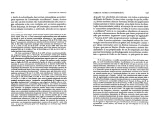 446 O ESTADO DE DIREITO
o limite da subordinação das normas comunitárias aos princí­
pios supremos da Constituição republicana28. Assim, normas
que não são leis resultam não mais subordinadas à lei, mas su-
pra-ordenadas a ela e em condições até, ao menos segundo a
Corte de Justiça, de derrogar a Constituição, causando uma ul­
terior inflação normativa e, sobretudo, abrindo novos espaços
temo resistiu por mais tempo: à tese monista expressa pelas sentenças da pri­
meira (supra, nota 24), a Corte italiana opôs repetidamente uma tese duafista
por força da qual as normas comunitárias pertencem a "um ordenamento
alheio", "totalmente distinto do interno" (sentença n? 98, de 27.12.1965), cujas
fontes "permanecem estranhas ao sistema das fontes internas" (sentença n?
170, de 8.6.1984). Expressões análogas estão contidas nas sentenças n? 183,
de 27.12.1973, n? 232, de 30.10.1975 e n? 389, de 11.7.1989. Mas uma tese
substancialmente monista é aquela expressa pela Corte italiana com as sen­
tenças n? 232, de 21.4.1989, n? 286, de 23.12.1986, e n? 399, de 19.11.1987, ci­
tadas nas duas notas seguintes.
28. Com a sentença n? 183, de 27.12.1973, a Corte constitucional italia­
na, enquanto admite que as "limitações de soberania" criadas pelo Tratado
implicam uma derrogação por parte do ordenamento comunitário às atribui­
ções normativas e jurisdicionais previstas pela segunda parte da Constituição
italiana, exclui que "tais limitações [...] possam, de qualquer modo, implicar
para os órgãos da C.E.E. um indamissível poder de violar os princípios funda­
mentais do nosso ordenamento constitucional ou os direitos inalienáveis da
pessoa humana. E é claro que se, porventura, fosse dado ao art. 189 uma in­
terpretação tão aberrante, em tal caso estaria sempre assegurada a garantia do
controle jurisdicional desta Corte sobre a perdurante compatibilidade do Tra­
tado com os princípios fundamentais". A mesma tese, que tinha sido anteci­
pada na sentença n.° 98, de 27.12.1965, com referência ao "direito do indiví­
duo à tutela jurisdicional" considerado "inviolável", será confirmada pelas
sentenças n? 170, de 8.6.1984, e nf 399, de 19.11.1987. Enfim, com a sentença
nf 232 de 21.4.1989, a Corte italiana, para evitar a pesada implicação de uma
possível declaração sobre a "perdurante compatibilidade do Tratado com os
princípios fundamentais", contrariou a sua antiga tese dualista sobre a estra­
nheza do ordenamento comunitário àquele italiano, mas reabriu ao mesmo
tempo um diverso conflito com a Corte de Justiça, declarando-se competente
para controlar "se qualquer norma do tratado, assim como é interpretada e
aplicada pelas instituições e pelos órgãos comunitários, não esteja em con­
traste com os princípios fundamentais do ordenamento constitucional ou não
atente aos direitos inalienáveis da pessoa humana". Não está claro quais se­
jam esses "princípios fundamentais": se são somente aqueles que a Corte
considera neste ponto essenciais para julgá-los subtraídos à própria revisão
constitucional (sentença n? 1146, de 29.12.1988), ou todos aqueles estabeleci­
dos na primeira parte da Constituição italiana. Ao contrário, fica evidente a
antinomia - em perspectiva insustentável, como se vê na nota 34 - entre esta
tese e as que são afirmadas pela Corte de Justiça nas sentenças aqui citadas
nas notas 24 e 25.
O DEBATE TEÓRICO CONTEMPORÂNEO 447
de poder neo-absolutista em contraste com todos os princípios
do Estado de Direito. Por isso, existe o perigo de que se produ­
za, devido também à falta de clareza na divisão dos papéis entre
fontes nacionais e fontes européias, uma dupla forma de disso­
lução da modernidade jurídica: a formação de um incerto direi­
to comunitário jurisprudencial, por obra de Cortes concorrentes
e conflitantes29entre si, e aregressão ao pluralismo e à superpo­
sição dos ordenamentos e das fontes que foram próprias do di­
reito pré-modemo. Expressões como "princípio de legalidade"
e "reserva de lei" estão progressivamente perdendo sentido.
Enfim, é preciso registrar a crise daquele esboço de cons­
tituição internacional formado pela Carta da Nações Unidas e
por várias convenções sobre os direitos humanos. O princípio
da paz, que para as Nações Unidas representa a norma fun­
damental e a sua própria razão de ser, foi arquivado por duas
guerras fomentadas na década passada por potências ociden­
tais - a guerra do Golfo e a de Kosovo - e pela perda da auto-
29. A concorrência e o conflito potencial entre a Corte de Justiça euro­
péia e a Corte Constitucional italiana manifestaram-se na pretensão da pri­
meira, da qual tratamos nas notas 24 e 25, de fazer com que as normas comu­
nitárias derivadas, submetidas ao seu controle da mesma maneira que o Tra­
tado, prevaleçam sobre todas as normas estatais, inclusive as constitucionais,
e na pretensão oposta da segunda de controlar, de um lado, como vimos nas
três notas precedentes, todas as normas comunitárias, inclusive as do Tratado,
da mesma maneira que a Constituição italiana, de outro, as leis estatais da
mesma maneira que o Tratado: "cabe à Corte constitucional julgar as ques­
tões de legitimidade constitucional relativas a leis estatais que possam lesar o
art. 11 da Constituição, enquanto incompatíveis com os princípios fundamen­
tais do ordenamento comunitário deduzíveis do Tratado de Roma de 25 de
março de 1957 constitutivo da C.E.E." (sentença nf 286, de 23.12.1986). Trata-
se de uma tese monista resultante da aceitação das fontes comunitárias como
fontes do ordenamento interno expressa, além das duas sentenças aqui cita­
das pela sentença n? 399, de 19.11.1987: "Os órgãos das Comunidades euro­
péias não são obrigados a observar a repartição das competências previstas
por normas de nível constitucional, mas podem emanar, no âmbito do orde­
namento comunitário, disposições de diferente conteúdo, desde que respei­
tem os princípios fundamentais do nosso sistema constitucional, bem como
os direitos inalienáveis da pessoa humana. Quando tal condição for observa­
da, as normas comunitárias se substituem por aquelas da legislação interna e,
se derrogaram a disposições de grau constitucional, devem ser consideradas
equivalentes a essas últimas, em virtude do que esM disposto no art. 11 da
Constituição."
 